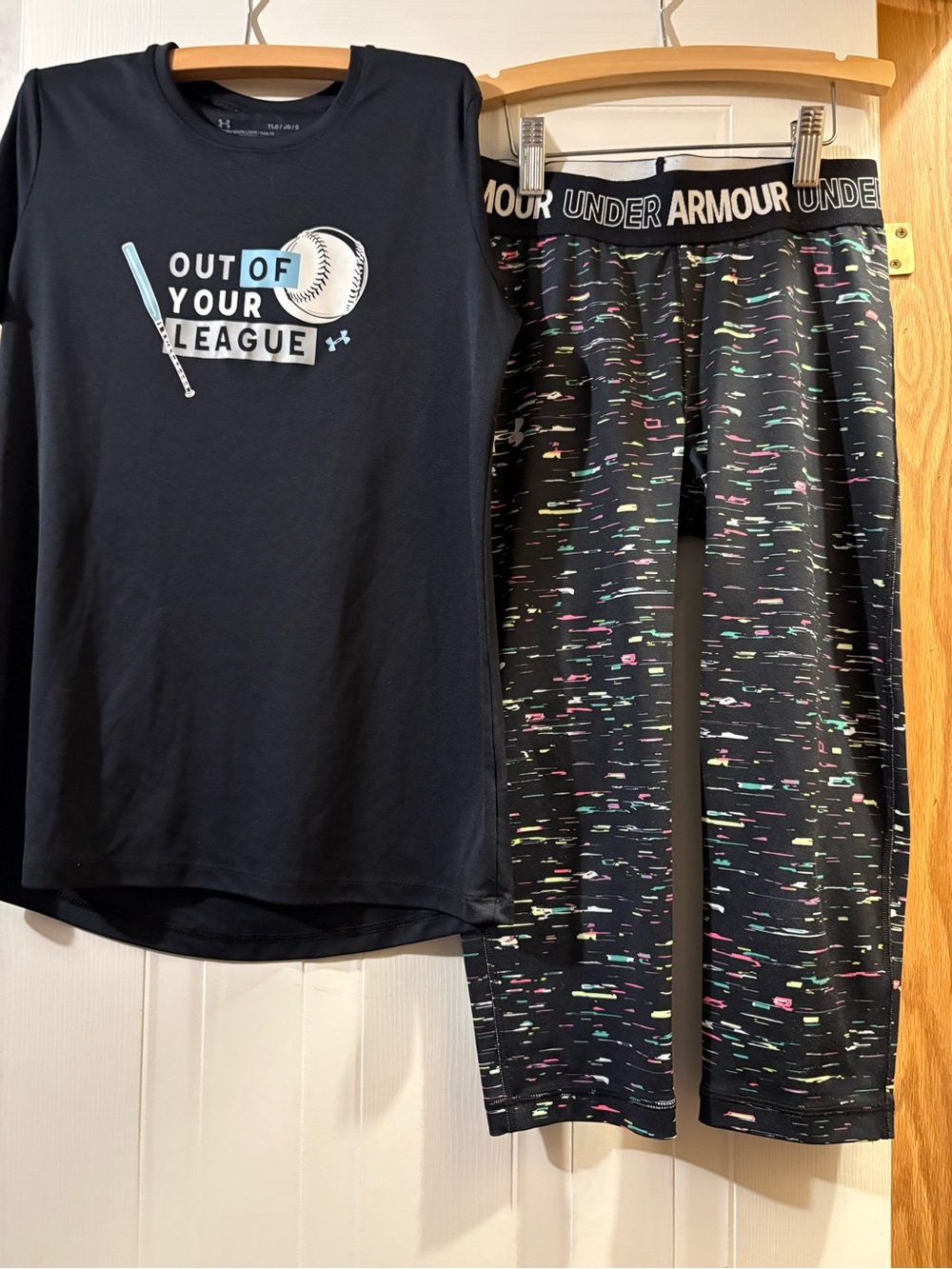 Under Armour Girls Black Baseball Graphic Top & Black Confetti Capri Set